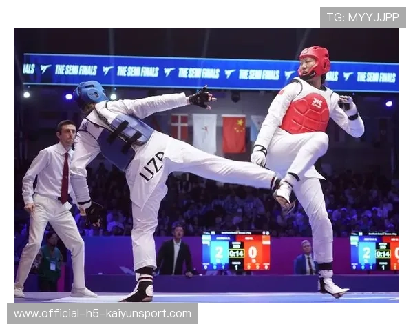 跆拳道比赛出现双脚同时踢中瞬间，全网惊叹